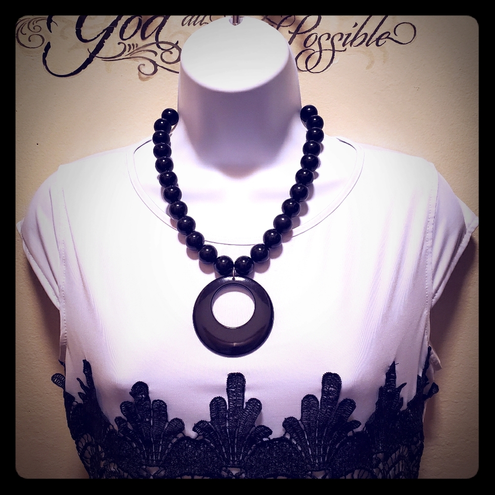 Women's vintage style statement necklace in black